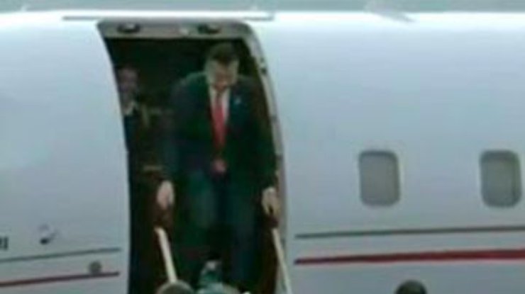 Саакашвили ударился головой, выходя из самолета