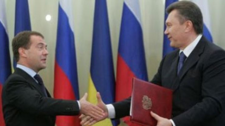 Медведев и Путин поздравили Януковича: Год укрепил отношения