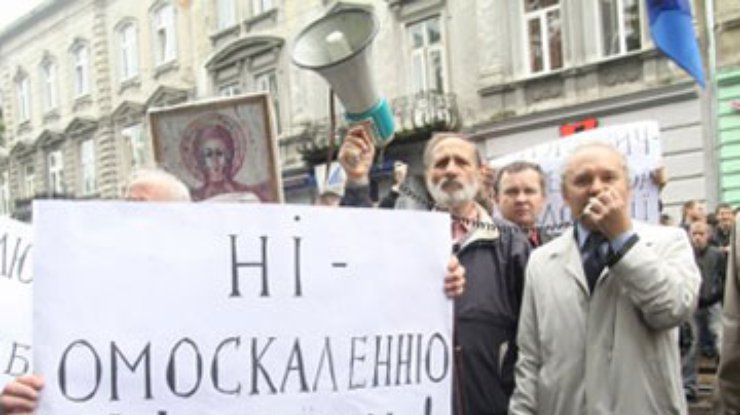 Львов призвал Януковича не служить "чекисту" Гундяеву