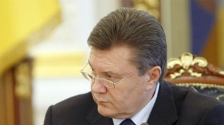 Янукович поручил поднять зарплаты чиновникам