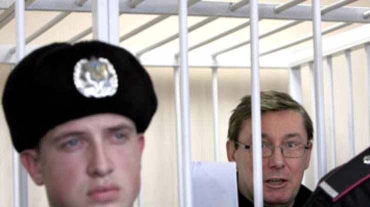 Луценко считает себя военнопленным криминала, захватившего власть в Украине