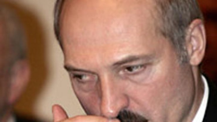 СМИ: Лукашенко сломал позвоночник (дополнено)