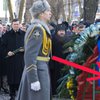 В Харькове венки для Януковича привязали цепями