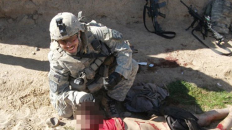 Американские солдаты фотографировались на фоне зверски убитых афганцев