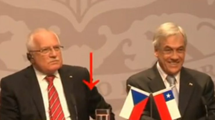 Президент Чехии украл протокольную ручку на встрече с чилийским коллегой