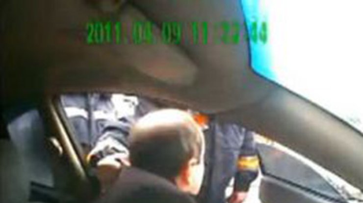 В Донецкой области гаишник обматерил водителя и вытащил его из машины