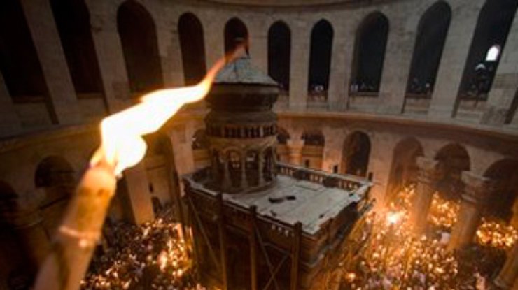 В Иерусалиме сошел благодатный огонь в храме Гроба Господня