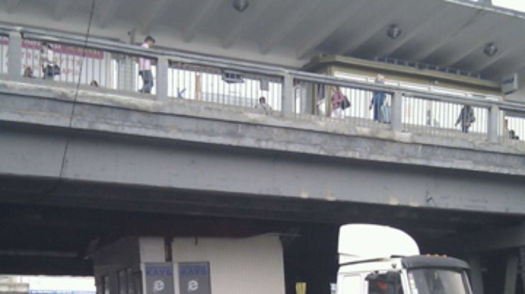 В Киеве под мостом застрял грузовик