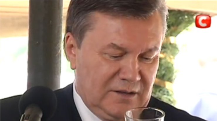 Янукович показал, как надо пить водку
