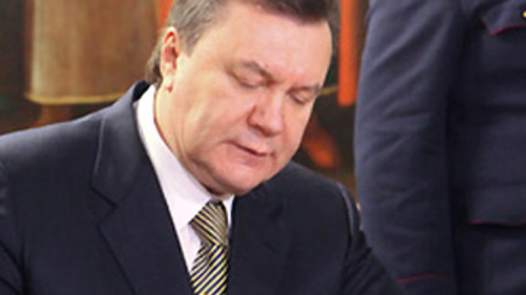 Янукович подписал закон о красных флагах