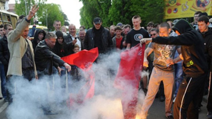Из-за растоптанного российского венка во Львове милиция возбудила дело