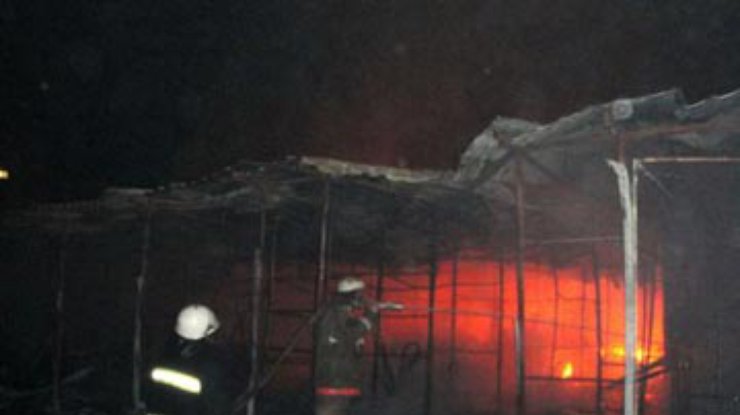Пожар на рынке в Киеве: МинЧС допускает поджог