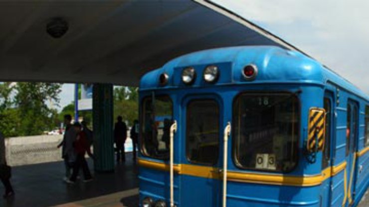 В Киеве под поезд метро упал пассажир