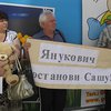 Жители Донецка принесли Януковичу игрушки для сына