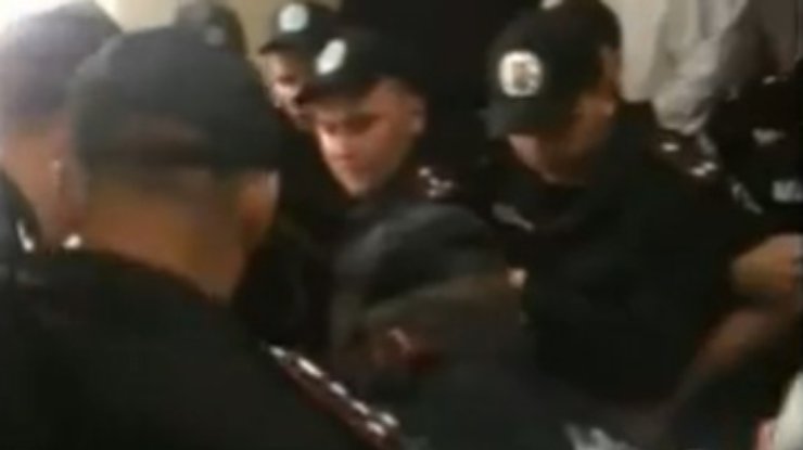 Два милиционера госпитализированы из-за потасовки в Печерском суде