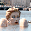 Немцы установили в озере огромную статую купающейся блондинки