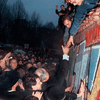Гельмуту Колю подарили 2-тонный кусок Берлинской стены