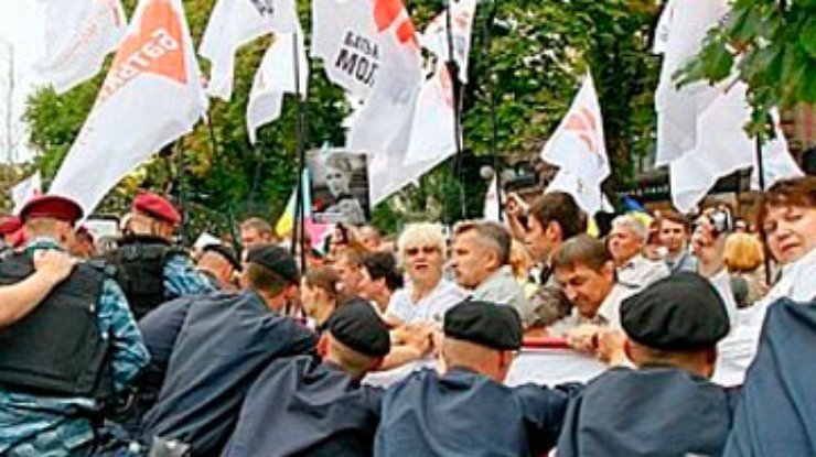 В Харькове "Батьківщина" начала митинг на тротуаре назло милиции