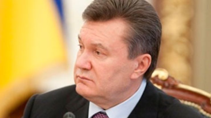 Янукович поручил Азарову и НБУ мониторить финансовые угрозы