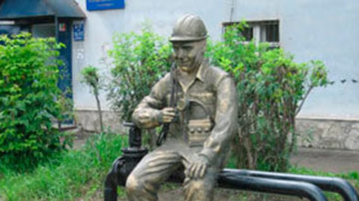 В России возвели памятник сантехнику