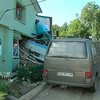 В Черновцах фура припарковалась в стене жилого дома