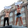 За Тимошенко поручается FEMEN. Они гарантируют, что экс-премьер покажет грудь