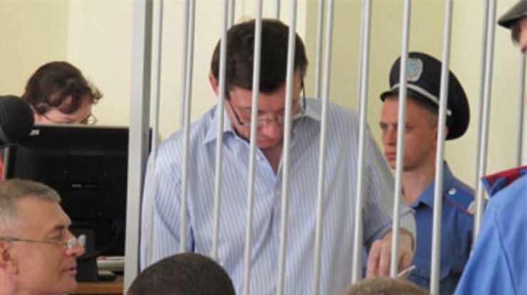 Потерпевший в "деле Луценко" обвинил все министерство. Суд перенесен