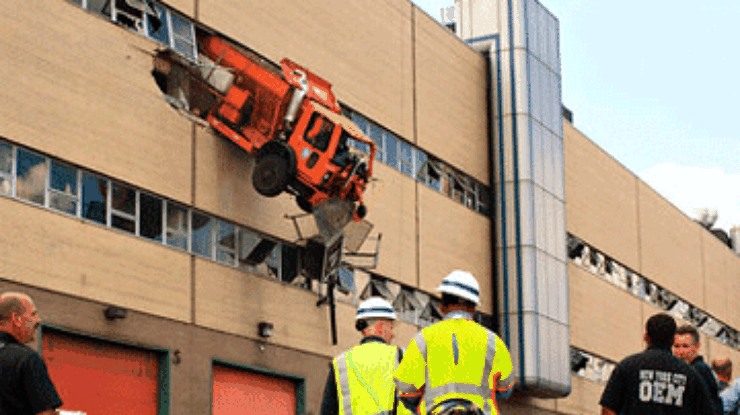 В США грузовик застрял в стене на 10-метровой высоте
