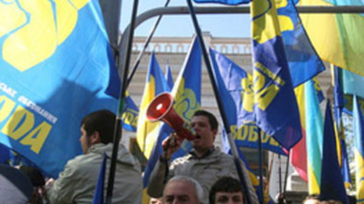 В парке Шевченко собралось до 3 тысяч сторонников оппозиции
