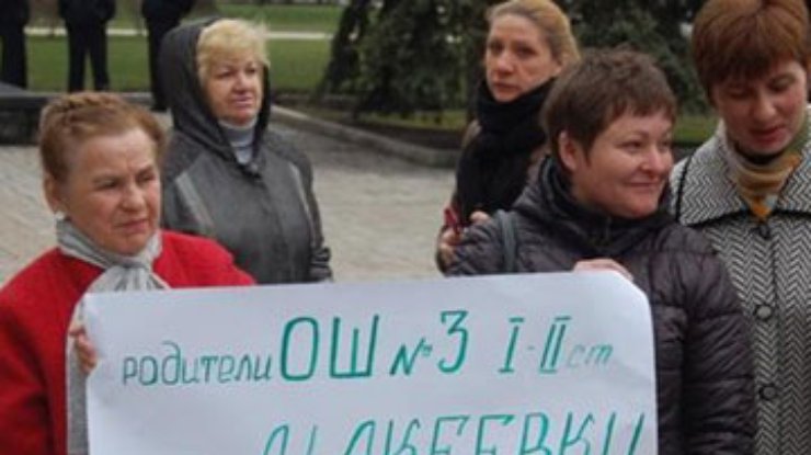 Родители закрывающихся украинских школ в Макеевке дошли до Верховного суда