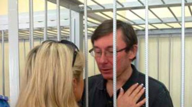 Жена Луценко подозревает, что врачи "размоют" диагноз экс-министра