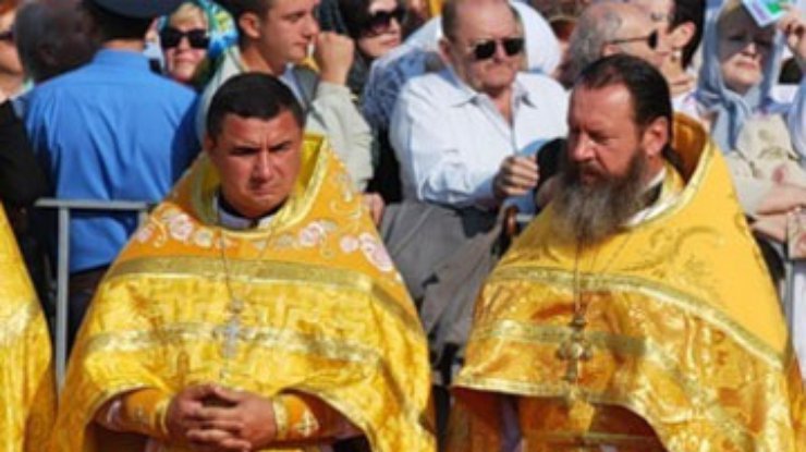 Блогеры: В Луганске рядом с Кириллом стоял "регионал" в одеждах священника