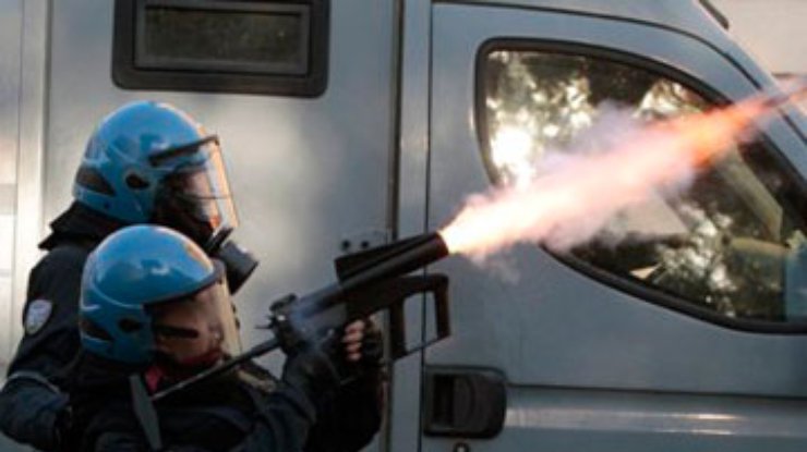 Американских демонстрантов арестовывают, итальянских - успокаивают газом