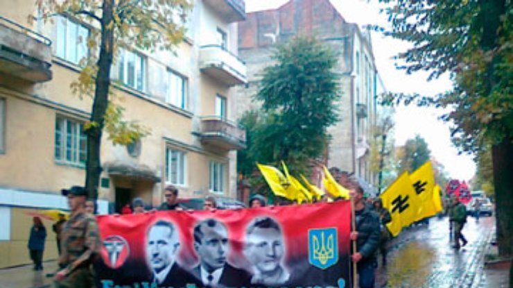 Львов отметил годовщину УПА военным маршем с оркестром