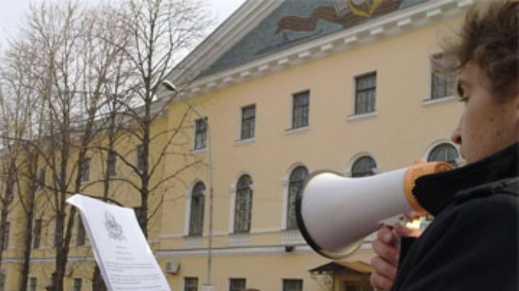 Студенты "Могилянки" просят Януковича спасти их общежитие