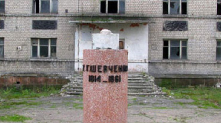 На Луганщине уничтожили памятник Тарасу Шевченко