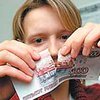 Жительница Чехии зарабатывала на порванных банкнотах