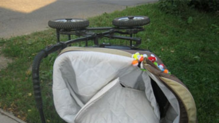 В Запорожье автомобиль сбил коляску с ребенком
