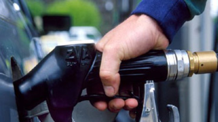 АМКУ обязал некоторые АЗС срочно снизить цены на "брендовые" бензины