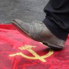 В Киеве "свободовцы" искромсали, а затем сожгли флаг КПУ