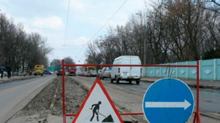 Азаров заявил, что в 2011 году построят в 20 раз больше дорог, чем в 2009-м