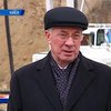 Азаров обещает профинансировать строительство в "Охматдете"