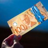 Канада переходит на пластиковые банкноты