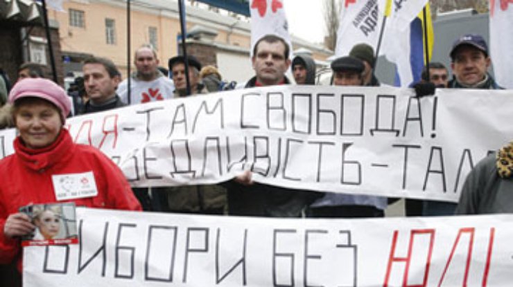 Митингующих под Лукьяновским СИЗО становится все больше