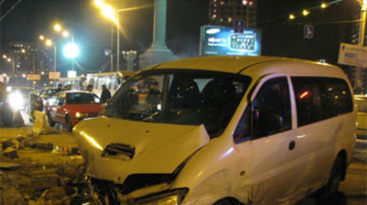 В Киеве на мосту Патона столкнулись 6 автомобилей