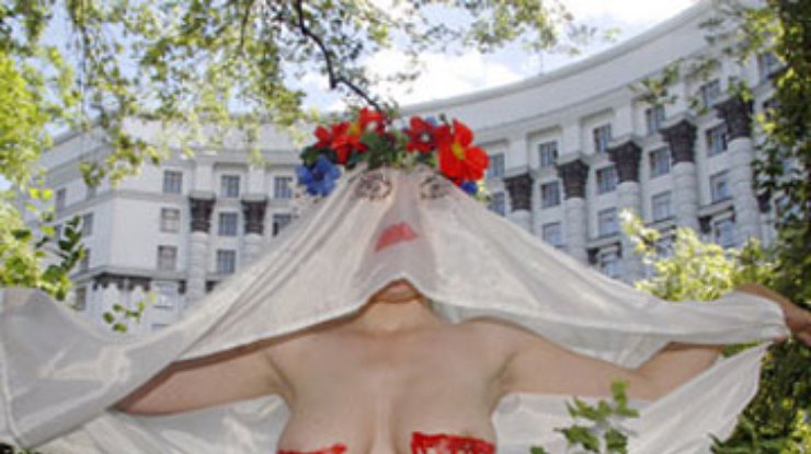 Девушки из FEMEN вызывают у Азарова симпатию