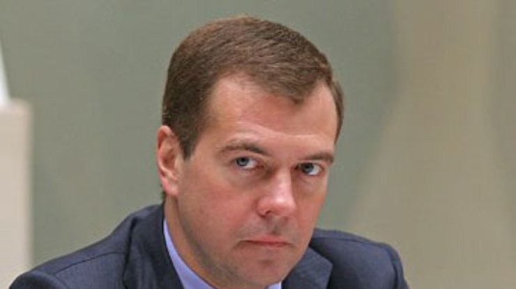 Оппозиция, критикующая Единую Россию, просто врет - Медведев