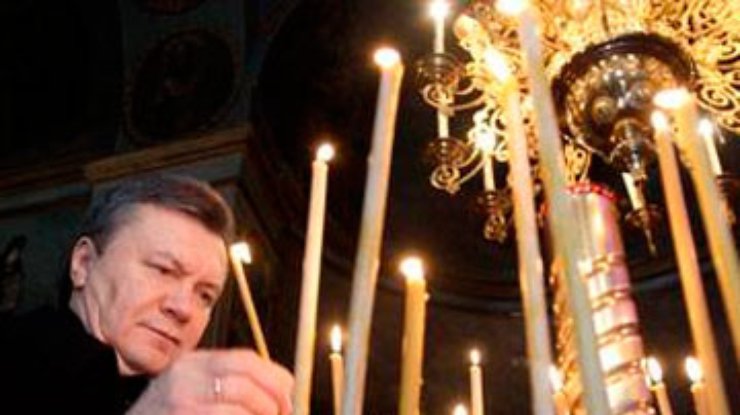 Янукович помолился на могиле Богородицы