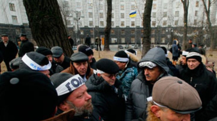 Напротив Кабмина голодают 17 чернобыльцев. Парк кишит милицией