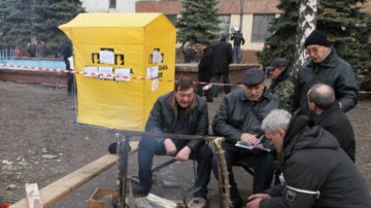 Янукович так и не приехал к голодающим чернобыльцам в Донецке